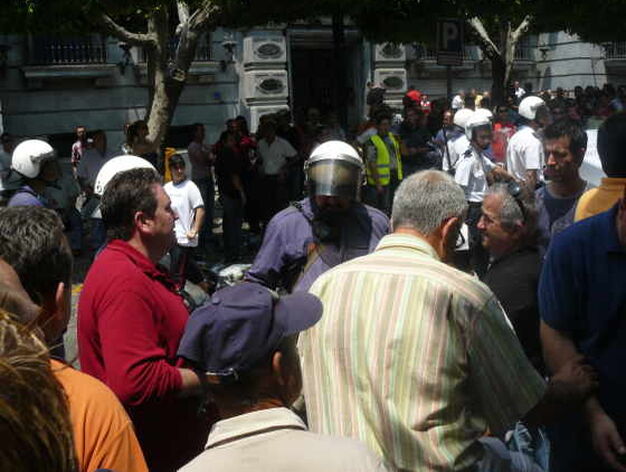 Enfrentamiento entre agricultores y polic&iacute;a en el centro de Almer&iacute;a