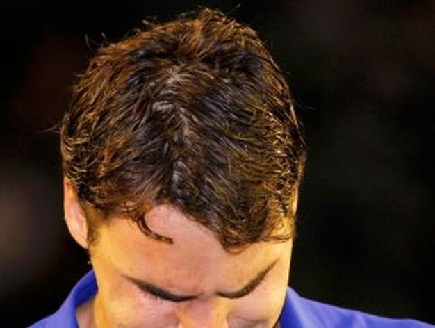 El suizo Roger Federer no puede evitar el llanto durante la entrega de trofeos del Abierto de Australia./ Tim Winborne (Reuters)
