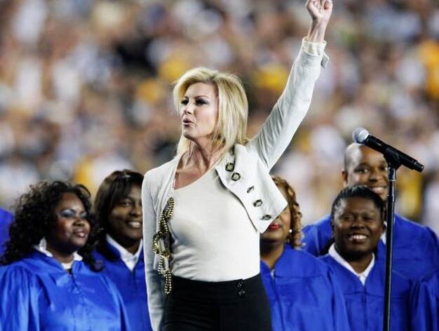La cantante estadounidense Faith Hill durante los actos de ceremonia previos a la 43&ordm; edici&oacute;n de la Super Bowl americana entre los 'Acereros' de Pittsburgh y los 'Cardenales de Arizona./ Tannen Maury (Efe)