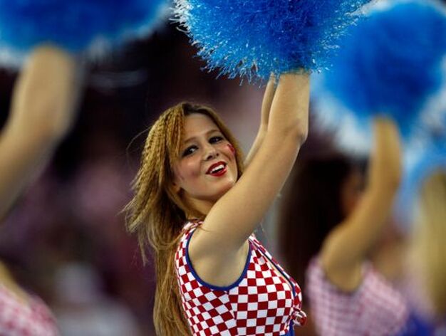 Una 'Cheerleader' baila durante la final del Mundial de Balonmano entre Francia y Croacia, pais anfitri&oacute;n./ Damir Sagolj (Reuters)