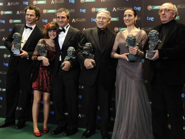 Las seis estatuillas de la gran triunfadora de los Premios Goya 2009, &ldquo;Camino&rdquo;./ Pedro Armestre (Afp photo)
