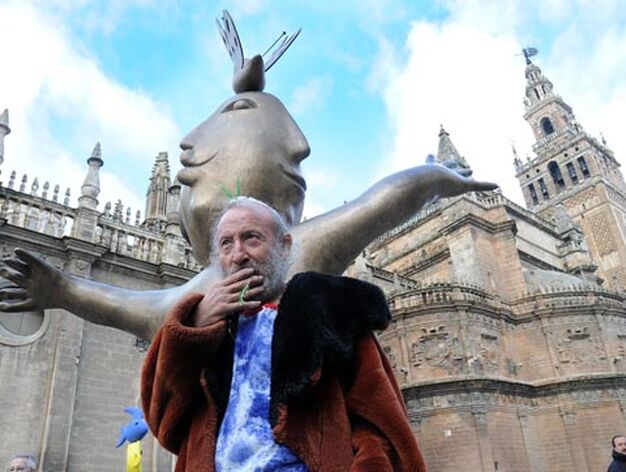 Ripoll&eacute;s posa junto a una de sus estatuas frente a la Catedral de Sevilla.

Foto: Juan Carlos Vazquez