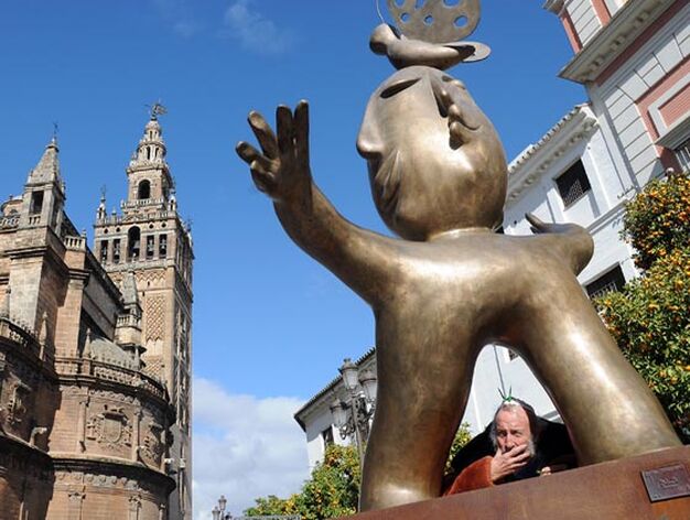 Ripoll&eacute;s posa bajo una de sus estatuas junto a la catedral.

Foto: Juan Carlos Vazquez