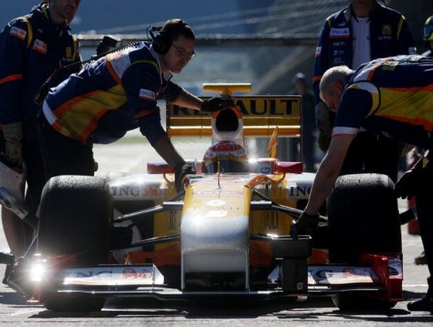 Alonso fue capaz de dominar los tiempos de los coches 2009 hasta casi tres minutos antes de finalizar la sesi&oacute;n, cuando su ex compa&ntilde;ero Hamilton se lo arrebat&oacute; por escasas dos d&eacute;cimas.

Foto: J. C. Toro