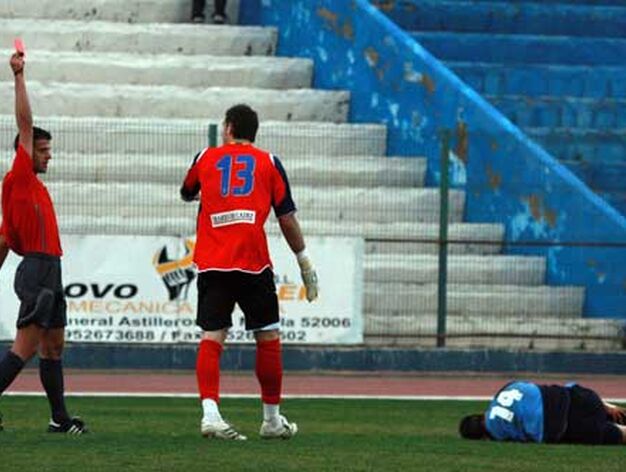El C&aacute;diz cae por un contundente 3-1 ante el Melilla y ve c&oacute;mo se acercan en la tabla el Polideportivo Ejido y el Ja&eacute;n.

Foto: LOF