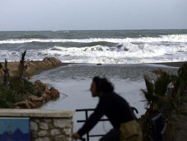 Un nuevo temporal de levante con rachas fuertes de viento y olas de gran altura asola al litoral malague&ntilde;o

Foto: Victoriano Moreno