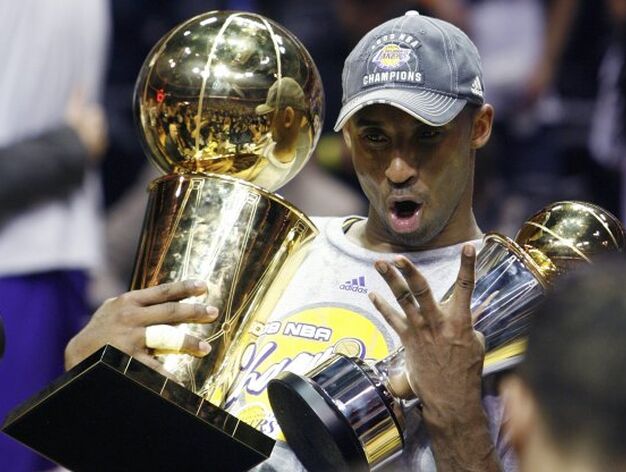 Bryant sostiene las copas que le acreditan como campe&oacute;n de la NBA y como jugador m&aacute;s importante de la serie final.