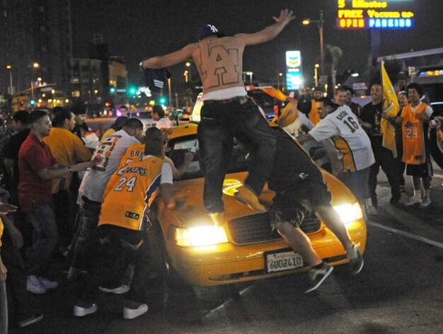 Seguidores de los Lakers celebran el t&iacute;tulo en la calles de Los &Aacute;ngeles.