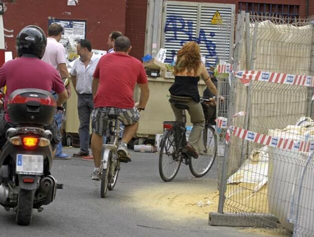 Motorista, ciclista y peatones coinciden en el corto espacio de calzada existente en zonas de la Encarnaci&oacute;n.

Foto: Manuel G&oacute;mez