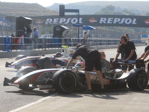 El colectivo ONCE de Jerez acudi&oacute; al Circuito de Jerez para visitar al equipo espa&ntilde;ol Barwa Addax Team y experimentar de cerca las sensaciones del automovilismo en la GP2 Series.

Foto: Juan Carlos Toro