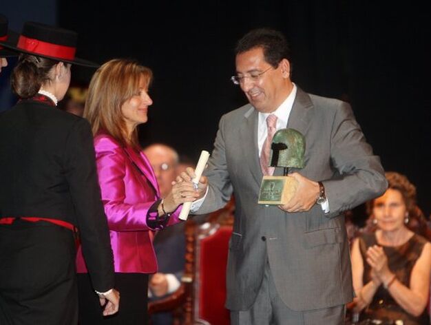 Antonio Pulido, presidente de Cajasol, recogi&oacute; ayer de manos de la alcaldesa el Premio Especial Ciudad de Jerez.  

Foto: Juan Carlos Toro