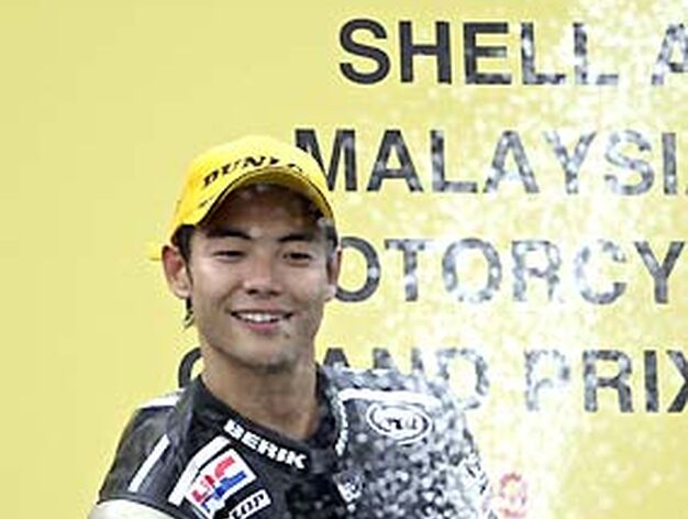 El piloto japon&eacute;s de 250cc Hiroshi Aoyama, de Honda, celebra su victoria en el Gran Premio de Malasia.

Foto: Afp Photo / Efe / Reuters