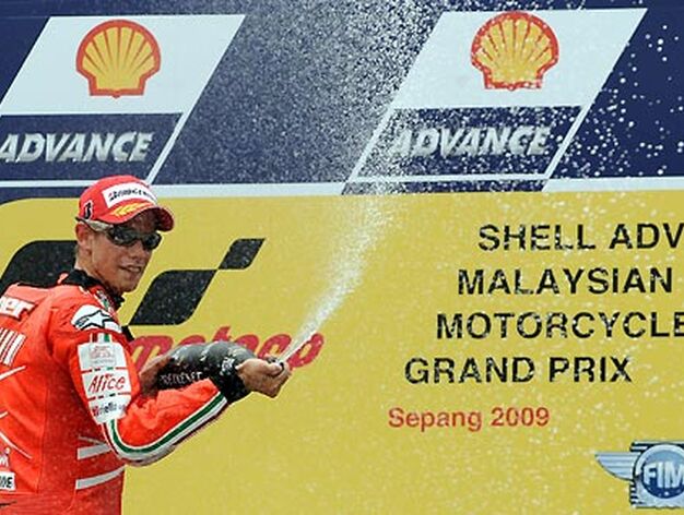 Casey Stoner (Ducati) celebra su victoria en el Gran Premio de Malasia.

Foto: Afp Photo / Efe / Reuters