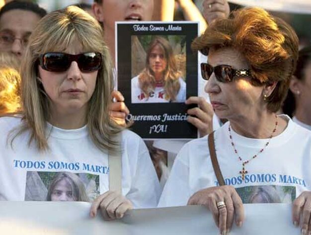 La madre de Marta porta la pancarta y una camiseta con la foto de su hija.

Foto: Antonio Pizarro / EFE