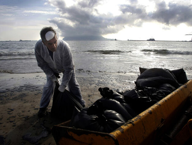 Operarios de limpieza del Ayuntamiento de Algeciras recogen las toneladas de alquitran de la playa del Rinconcillo.

Foto: Erasmo Fenoy