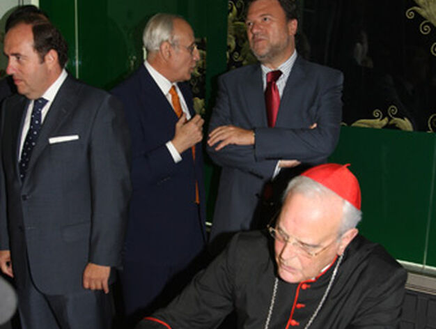 El cardenal Carlos Amigo firma en el Libro de Honor de la Hermandad.

Foto: Jose &Aacute;ngel Garc&iacute;a