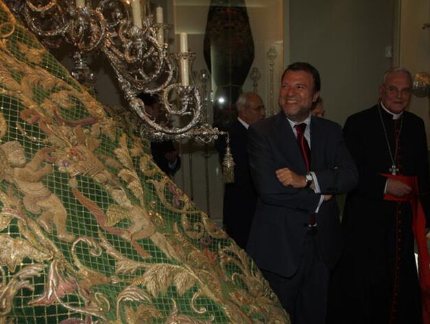 Monteseir&iacute;n, durante su visita por el nuevo museo, ve entusiamado la trasera de palio.

Foto: Jose &Aacute;ngel Garc&iacute;a