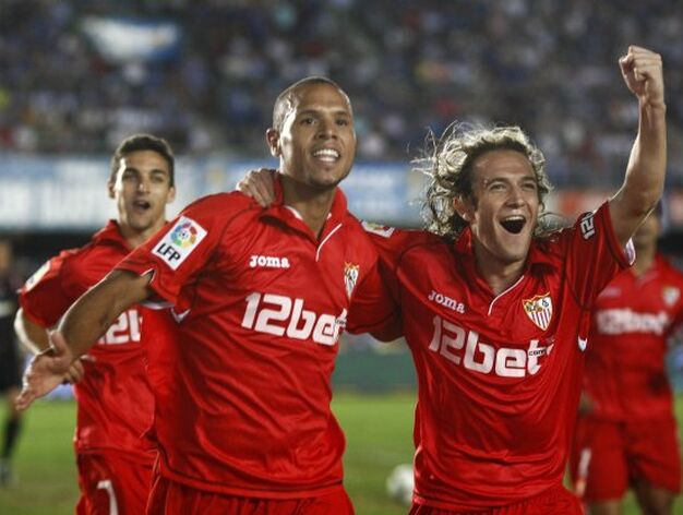 El Sevilla se afianza en la tercera plaza tras ganar 0-2 en Chap&iacute;n. / EFE &middot; AFP &middot; Reuters