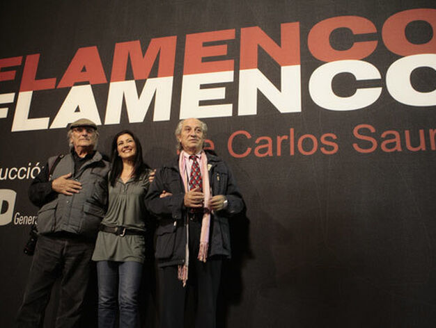 Los directores Carlos Saura y Vittorio Estoraro junto a una de las estrellas de la pel&iacute;cula, Sara Baras, en la presentaci&oacute;n de 'Flamenco, Flamenco'.

Foto: Juan Carlos Mu&ntilde;oz/GPD
