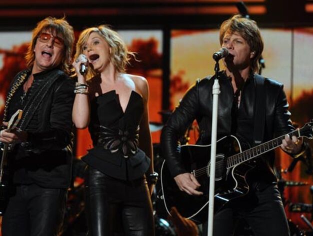 Jennifer Nettles actuando junto a Bon Jovi. / AFP Photo