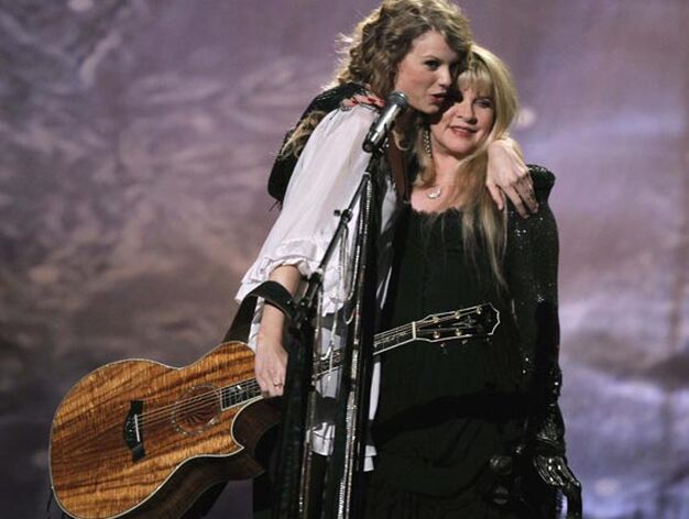 La cantante Taylor Swift abraza a Stevie Nicks tras su actuaci&oacute;n en la gala. / Reuters