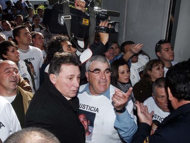 Decenas de personas intentan el linchamiento en la Audiencia Provincial del imputado por arrollar mortalmente a un vecino de Rociana muerto durante en el Gran Premio de 2007.

Foto: Manuel Aranda