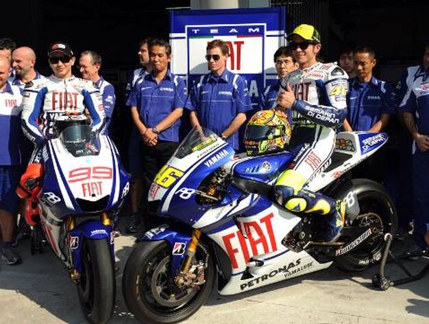 El equipo Yamaha descubri&oacute; al p&uacute;blico las nuevas m&aacute;quinas coincidiendo con la primera jornada de entrenamientos de la pretemporada de motociclismo. 

Foto: Agencias