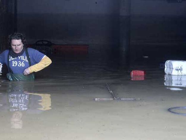Las fuertes lluvian obligan a hacer siete rescates por inundaciones en Algeciras. Parte de Los Barrios tambi&eacute;n se ve anegada por las tomentas

Foto: Erasmo Fenoy/Vanessa Perez/J.M.Qui&ntilde;ones