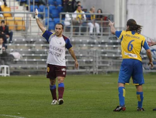 Juanlu celebra el tercer gol del Levante, justo antes de ser expulsado por el colegiado.

Foto: Jos&eacute; Braza