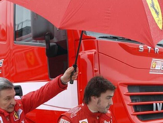 El piloto Fernando Alonso a su llegada al circuito de Jerez.

Foto: Agencia