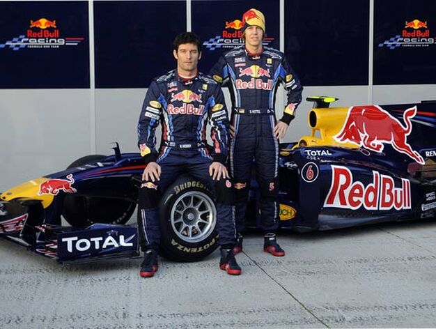 Los pilotos del equipo Red Bull posan ante el nuevo monoplaza en el circuito de Jerez.

Foto: Agencia
