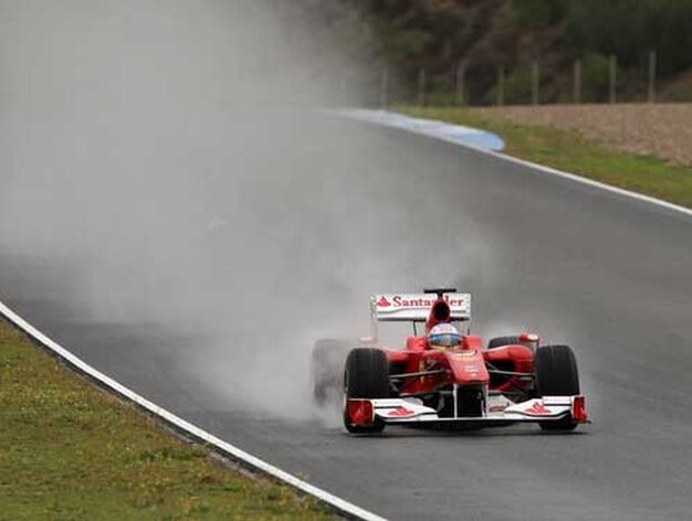 Ferrari de Alonso desliz&aacute;ndose en la pista jerezana

Foto: Juan Carlos Toro