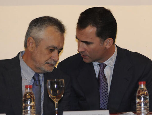 Don Felipe habla a Jos&eacute; Antonio Gri&ntilde;&aacute;n, presidente de la Junta, que le escucha atentamente.

Foto: Juan Carlos V&aacute;zquez