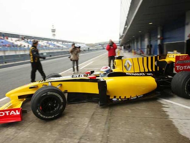 Monoplaza del piloto Vitaly Petrov del equipo Renault saliendo a pista

Foto: Juan Carlos Toro