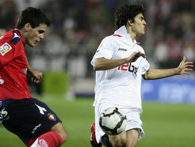 Un gol de Luis Fabiano da la victoria al Sevilla ante Osasuna. / Antonio Pizarro
