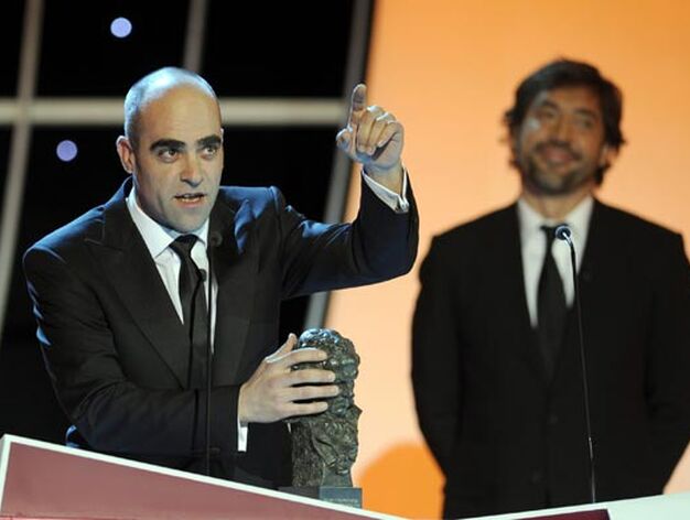 Luis Tosar recibe de manos de Javier Bardem el Goya al mejor actor por 'Celda 211'. / AFP PHOTO