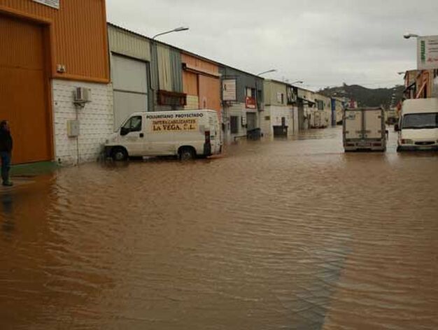 Inundaciones en el Pol&iacute;gono de la Vega, en Fuengirola.

Foto: Agencias