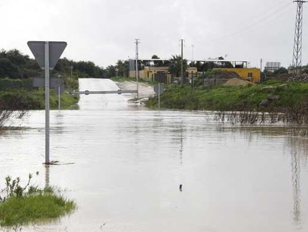 Chiclana se lleva la peor parte de las intensas lluvias que afectan a la provincia, provocando cortes de carreteras, desalojos de casas y crecidas de los r&iacute;os

Foto: Sonia Ramos/A.Mora/Rioja