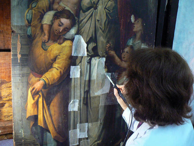 Una restauradora del IAPH trabaja sobre una tabla del retablo de la Parroquia de Santa Ana.

Foto: Ruesga Bono