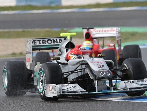 Massa persigue a Schumacher en la chicane del Circuito de Jerez en un momento en el que coincidieron en la jornada de ayer.

Foto: Juan Carlos Toro