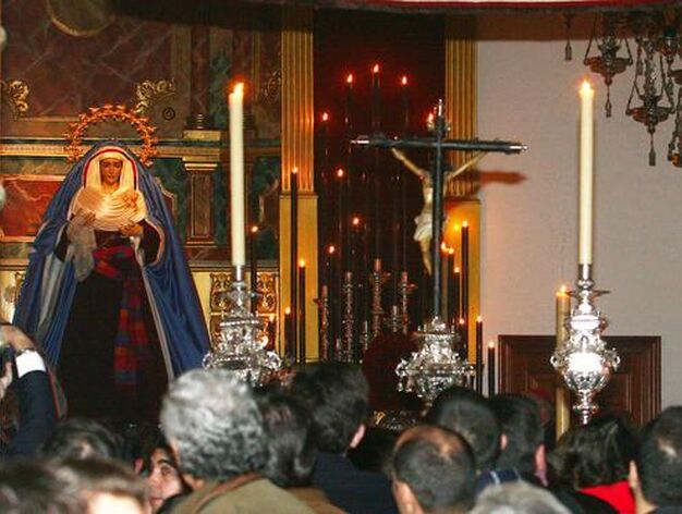 El Cristo de la Expiraci&oacute;n, que preside el V&iacute;a Crucis de Huelva, ya est&aacute; en la capilla de las Hermanas de la Cruz.

Foto: Alberto Dom&iacute;nguez