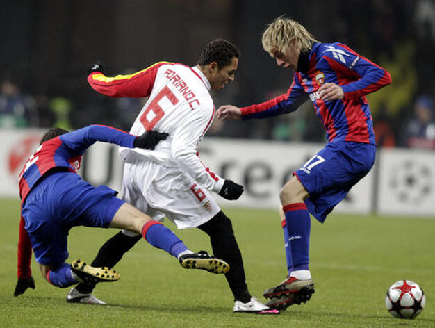 Adriano disputa un bal&oacute;n entre dos jugadores del CSKA de Mosc&uacute;.

Foto: Antonio Pizarro