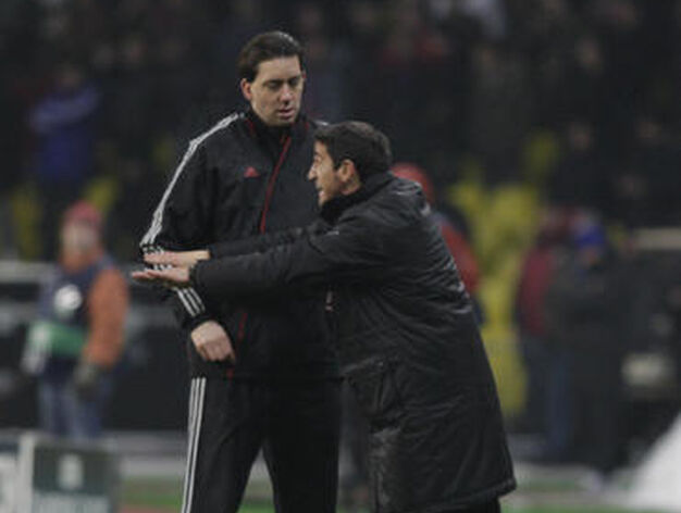 Manolo Jim&eacute;nez hace gestos a sus futbolistas, ante la presencia del cuarto &aacute;rbitro.

Foto: Antonio Pizarro