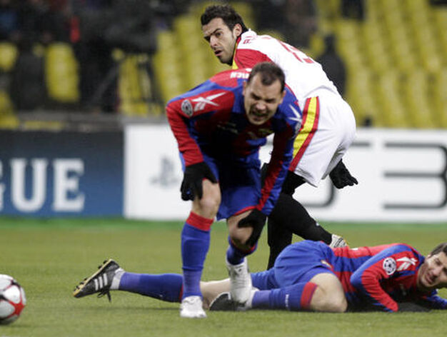 Negredo sigue el bal&oacute;n con la mirada ante dos defensas del CSKA. 

Foto: Antonio Pizarro