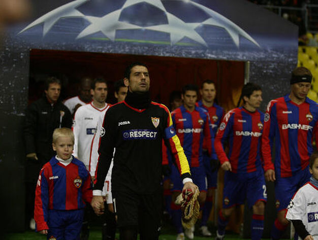 El Sevilla y el CSKA de Mosc&uacute; saltan al estadio.

Foto: Antonio Pizarro