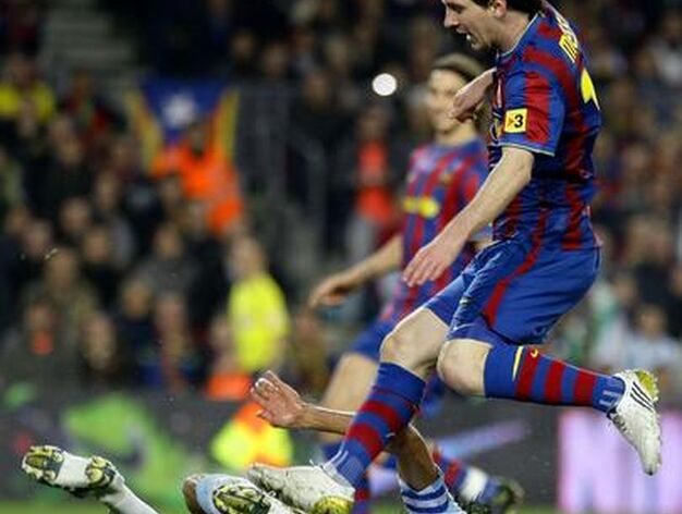 El M&aacute;laga est&aacute; a punto de dar la sorpresa en el Camp Nou, pero cae en el tramo final del partido. / AFP &middot; EFE &middot; Reuters