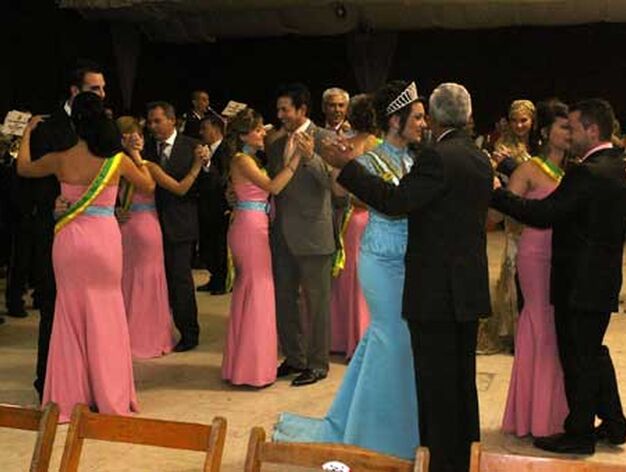 Momento en el que las damas juveniles abren el baile en la caseta municipal./Fotos:Vanessa P&eacute;rez

Foto: Vanessa perez
