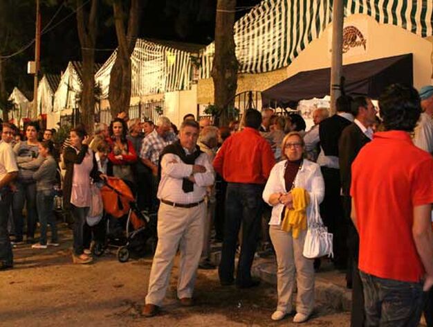 Numerosas personas guardan cola para entrar en las casetas del recinto barre&ntilde;o, anoche./Fotos:Vanessa p&eacute;rez

Foto: Vanessa perez