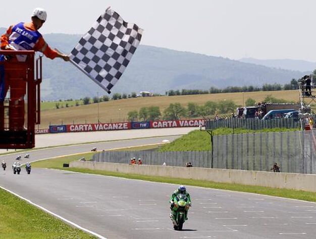 Llegada a meta de Iannone, campe&oacute;n de Moto2.

Foto: Reuters