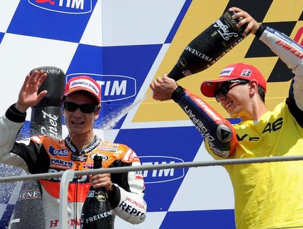 Lorenzo echa champ&aacute;n a Pedrosa tras la entrega de premios de MotoGP.

Foto: Reuters